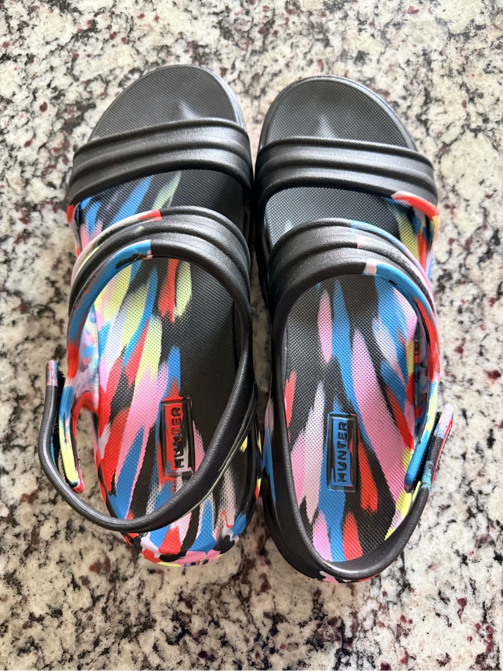 Hunter womans Algae bloom Black Sandals with Multicolor Brushstroke Print
